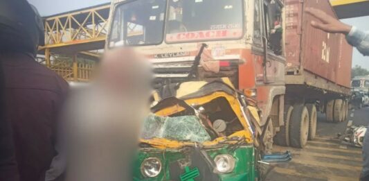 तेज रफ्तार ट्रक ने लालबत्ती पर खड़े ऑटो को रौंद दिया