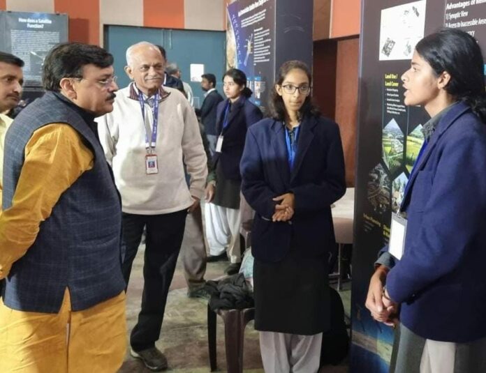 राजेश शुक्ला ने किया इसरो की प्रदर्शनी का भ्रमण