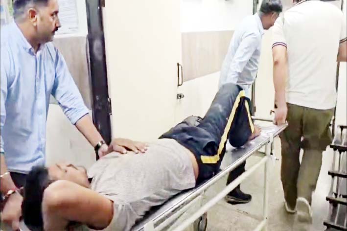 पुलिस को देखकर बदमाश ने पुलिस के ऊपर फायरिंग की जिसके बाद जवाबी कार्रवाई में सुखविंदर की टांग में गोली लग गई पुलिस को देखकर बदमाश ने पुलिस के ऊपर फायरिंग की जिसके बाद जवाबी कार्रवाई में सुखविंदर की टांग में गोली लग गई