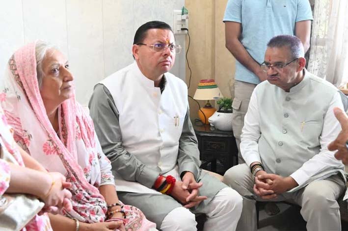 अंतिम संस्कार में शामिल हुए सीएम पुष्कर सिंह धामी, मुकेश जोशी को दी भावभीनी श्रद्धांजलि अंतिम संस्कार में शामिल हुए सीएम पुष्कर सिंह धामी, मुकेश जोशी को दी भावभीनी श्रद्धांजलि