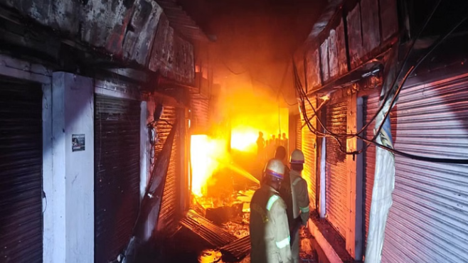 शिकोहाबाद सब्जी मंडी में भीषण आग, 50 से ज्यादा दुकानें खाक