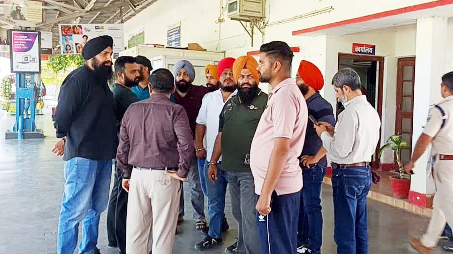 चलती ट्रेन में सनसनीखेज वारदात: दो कर्मचारियों से 7 लाख की लूट चलती ट्रेन में सनसनीखेज वारदात: दो कर्मचारियों से 7 लाख की लूट