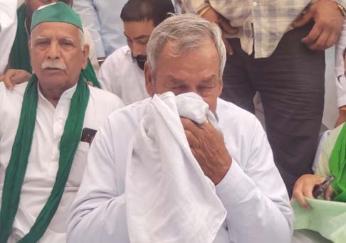 दिव्यांशु हत्याकांड: पिता का दर्द देख भावुक हुए लोग, राकेश टिकैत ने दी सांत्वना दिव्यांशु हत्याकांड: पिता का दर्द देख भावुक हुए लोग, राकेश टिकैत ने दी सांत्वना