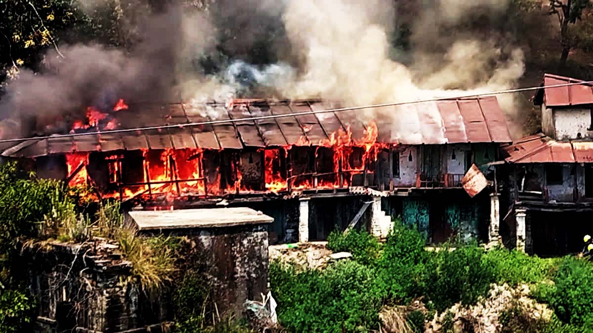 Chamoli के थराली में लकड़ी के मकान में लगी भीषण आग, बाल-बाल बची महिला Chamoli के थराली में लकड़ी के मकान में लगी भीषण आग, बाल-बाल बची महिला