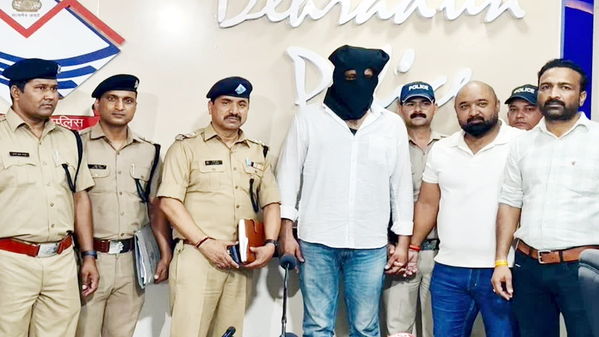 Dehradun Ajay Bateja हत्याकांड : प्रॉपर्टी विवाद में सौतेले भाई ने दी सुपारी, कुख्यात शूटर गिरफ्तार Dehradun Ajay Bateja हत्याकांड : प्रॉपर्टी विवाद में सौतेले भाई ने दी सुपारी, कुख्यात शूटर गिरफ्तार