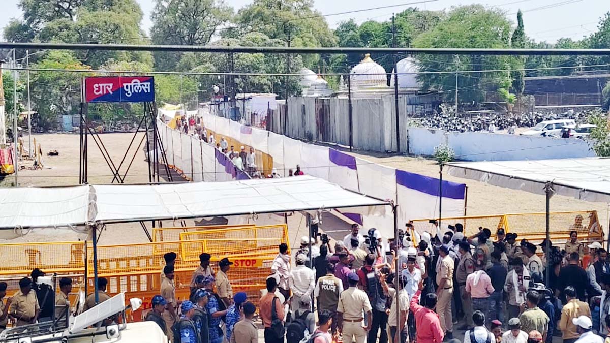 Dhar Bhojshala केस में हाईकोर्ट का बड़ा फैसला, मंदिर मानते हुए पूजा का अधिकार दिया Dhar Bhojshala केस में हाईकोर्ट का बड़ा फैसला, मंदिर मानते हुए पूजा का अधिकार दिया