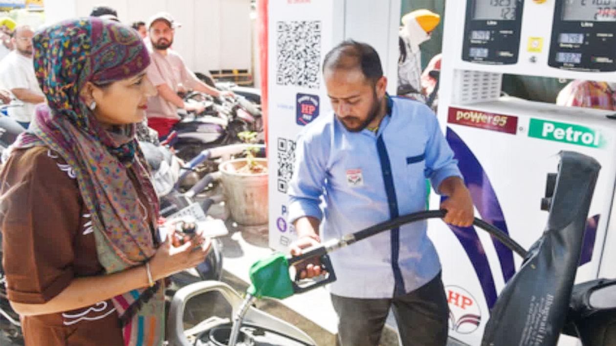 Petrol Diesel फिर हुआ महंगा, जानिए दिल्ली से मुंबई तक नए रेट Petrol Diesel फिर हुआ महंगा, जानिए दिल्ली से मुंबई तक नए रेट