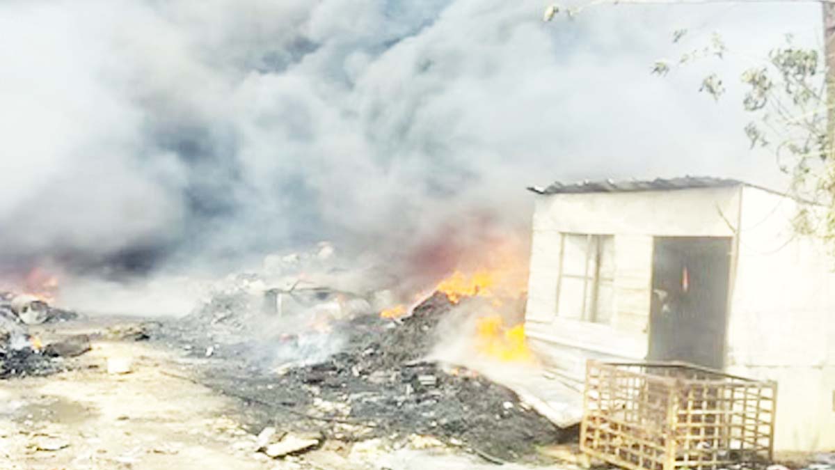 Rudrapur Scrap के गोदाम में लगी भीषण आग, इलाके में मची अफरा-तफरी Rudrapur Scrap के गोदाम में लगी भीषण आग, इलाके में मची अफरा-तफरी