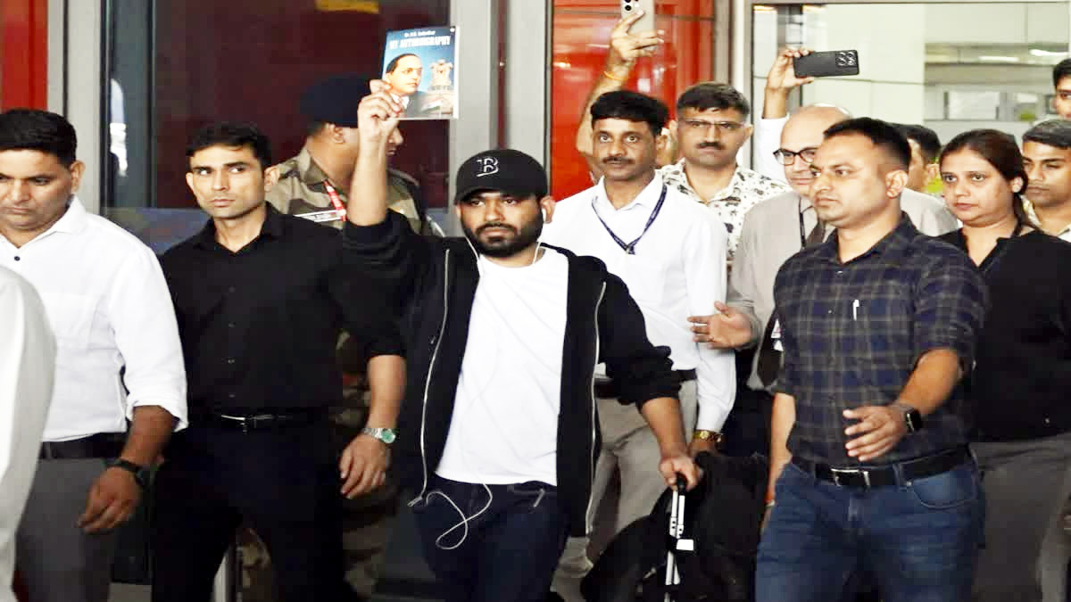 Abhijeet Dipke : सोशल मीडिया से जंतर-मंतर तक चर्चा में आई कॉकरोच जनता पार्टी की कहानी Abhijeet Dipke : सोशल मीडिया से जंतर-मंतर तक चर्चा में आई कॉकरोच जनता पार्टी की कहानी
