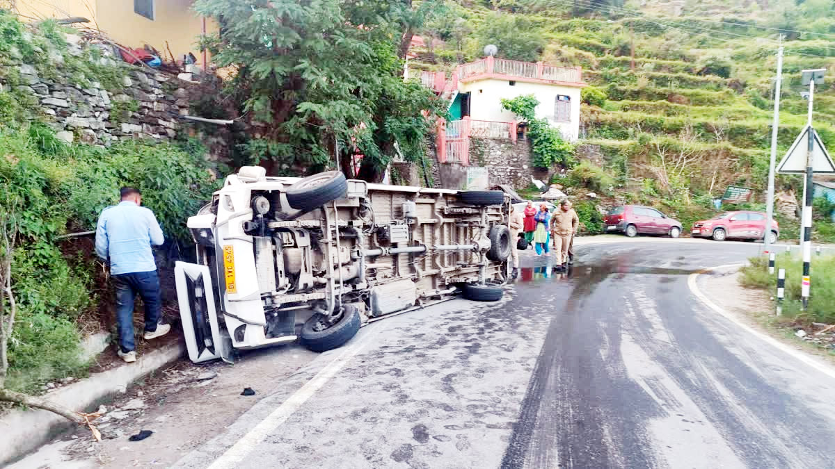 Badrinath चारधाम यात्रा के दौरान बड़ा हादसा : जोशीमठ के पास टेंपो ट्रैवलर पलटा, महिला श्रद्धालु की मौत, 17 घायल Badrinath चारधाम यात्रा के दौरान बड़ा हादसा : जोशीमठ के पास टेंपो ट्रैवलर पलटा, महिला श्रद्धालु की मौत, 17 घायल