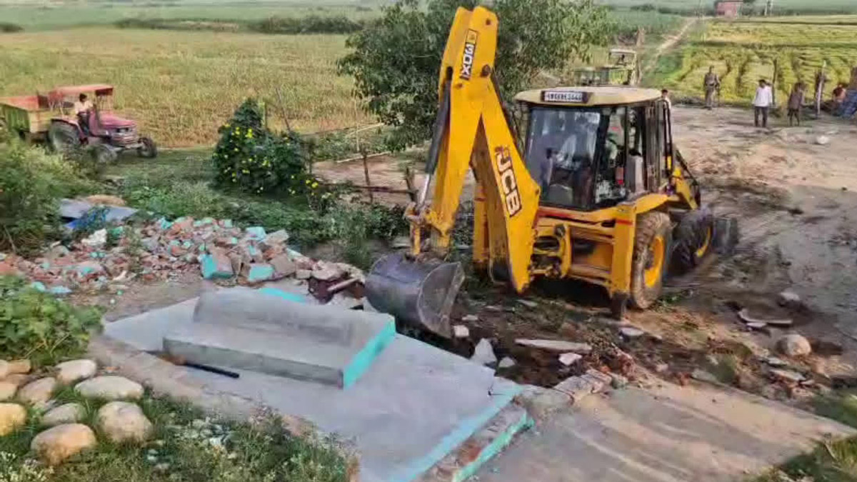 Nanakmatta में सिंचाई विभाग की भूमि से हटाई गई अवैध मजार, प्रशासन ने की कार्रवाई Nanakmatta में सिंचाई विभाग की भूमि से हटाई गई अवैध मजार, प्रशासन ने की कार्रवाई