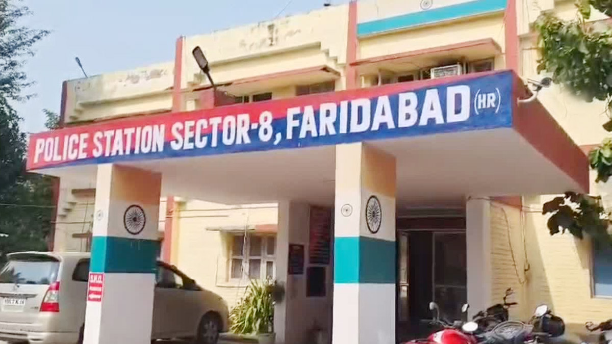 Faridabad Police मालखाने से 32 लाइसेंसी हथियार गायब, ASI सस्पेंड Faridabad Police मालखाने से 32 लाइसेंसी हथियार गायब, ASI सस्पेंड