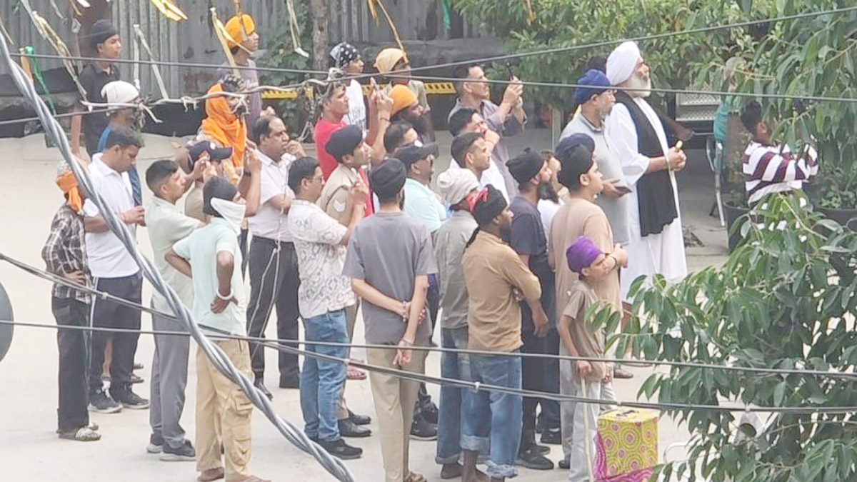 36 घंटे बाद नरम पड़े हालात, नगरासू गुरुद्वारे की छत से उतरे दो निहंग 36 घंटे बाद नरम पड़े हालात, नगरासू गुरुद्वारे की छत से उतरे दो निहंग