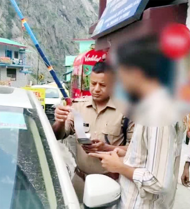 Chamoli में फर्जी ‘JUDGE’ स्टीकर लगाकर घूम रहा था युवक, पुलिस ने मौके पर हटवाकर काटा चालान Chamoli में फर्जी ‘JUDGE’ स्टीकर लगाकर घूम रहा था युवक, पुलिस ने मौके पर हटवाकर काटा चालान
