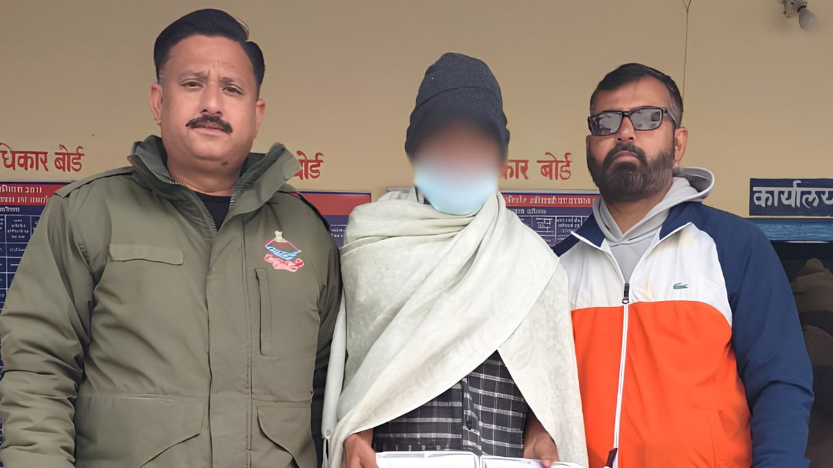 Badrinath आश्रम से भगवान नारायण का सोने का मुकुट चोरी करने वाला गिरफ्तार, पुलिस ने बरामद किया मुकुट Badrinath आश्रम से भगवान नारायण का सोने का मुकुट चोरी करने वाला गिरफ्तार, पुलिस ने बरामद किया मुकुट