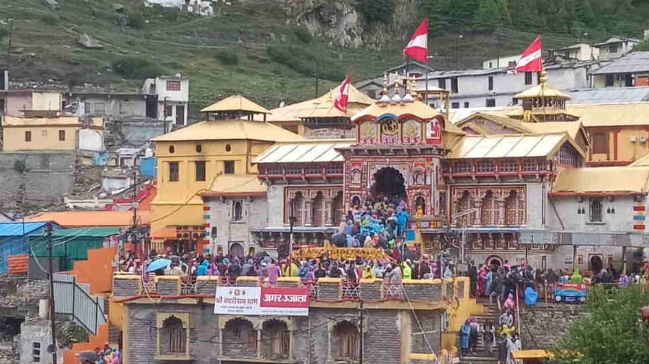 Badrinath मंदिर के गर्भगृह में स्पाई कैमरे से रिकॉर्डिंग, मुंबई का युवक पुलिस कार्रवाई की जद में Badrinath मंदिर के गर्भगृह में स्पाई कैमरे से रिकॉर्डिंग, मुंबई का युवक पुलिस कार्रवाई की जद में