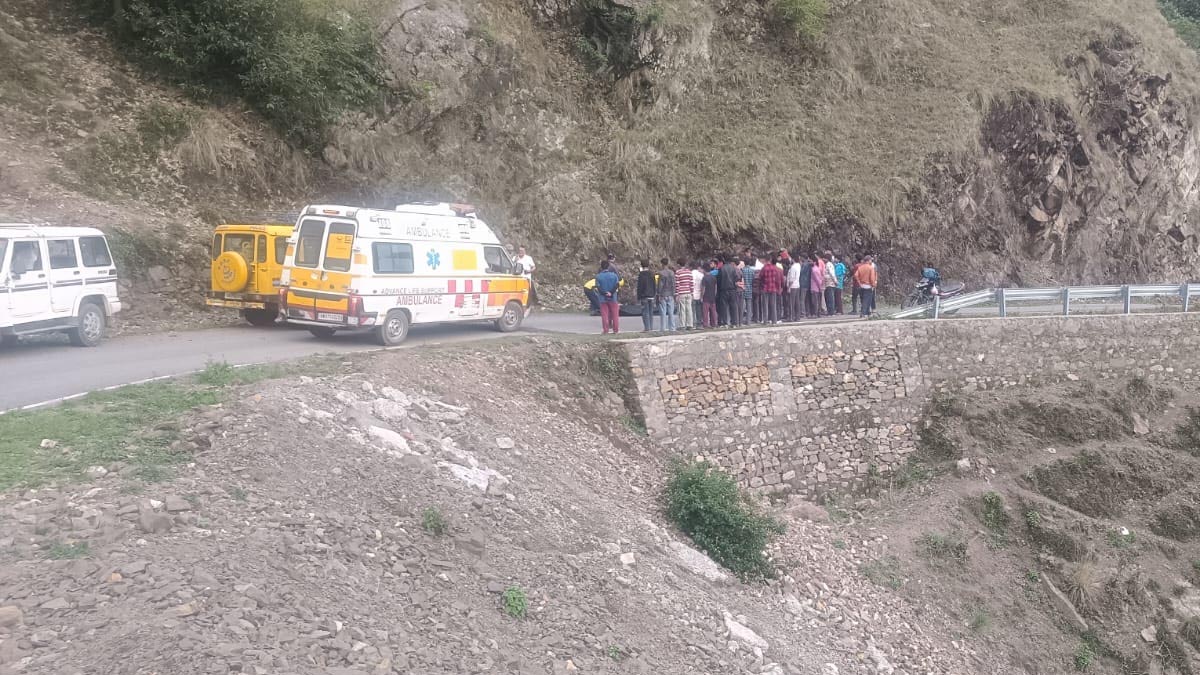 Chakrata जा रहे पर्यटकों की कार 250 मीटर गहरी खाई में गिरी, दो की मौत, तीन गंभीर Chakrata जा रहे पर्यटकों की कार 250 मीटर गहरी खाई में गिरी, दो की मौत, तीन गंभीर