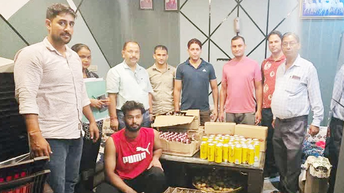 Dairy की आड़ में चल रहा था अवैध शराब का कारोबार, भारी खेप बरामद Dairy की आड़ में चल रहा था अवैध शराब का कारोबार, भारी खेप बरामद