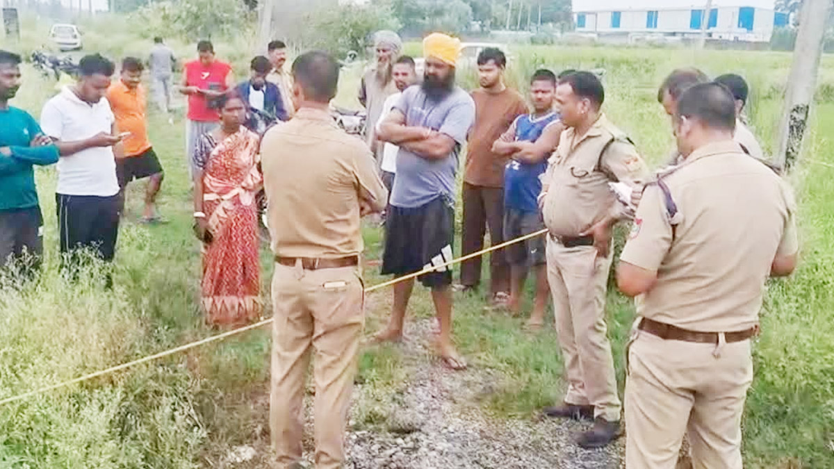 Dineshpur में झाड़ियों के बीच मिला युवक का शव, इलाके में फैली सनसनी Dineshpur में झाड़ियों के बीच मिला युवक का शव, इलाके में फैली सनसनी