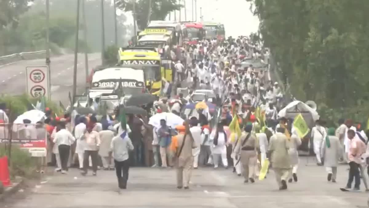 Farmers का दिल्ली कूच : शंभू बॉर्डर सील, भारी पुलिस बल तैनात, कई मार्गों पर ट्रैफिक डायवर्जन Farmers का दिल्ली कूच : शंभू बॉर्डर सील, भारी पुलिस बल तैनात, कई मार्गों पर ट्रैफिक डायवर्जन