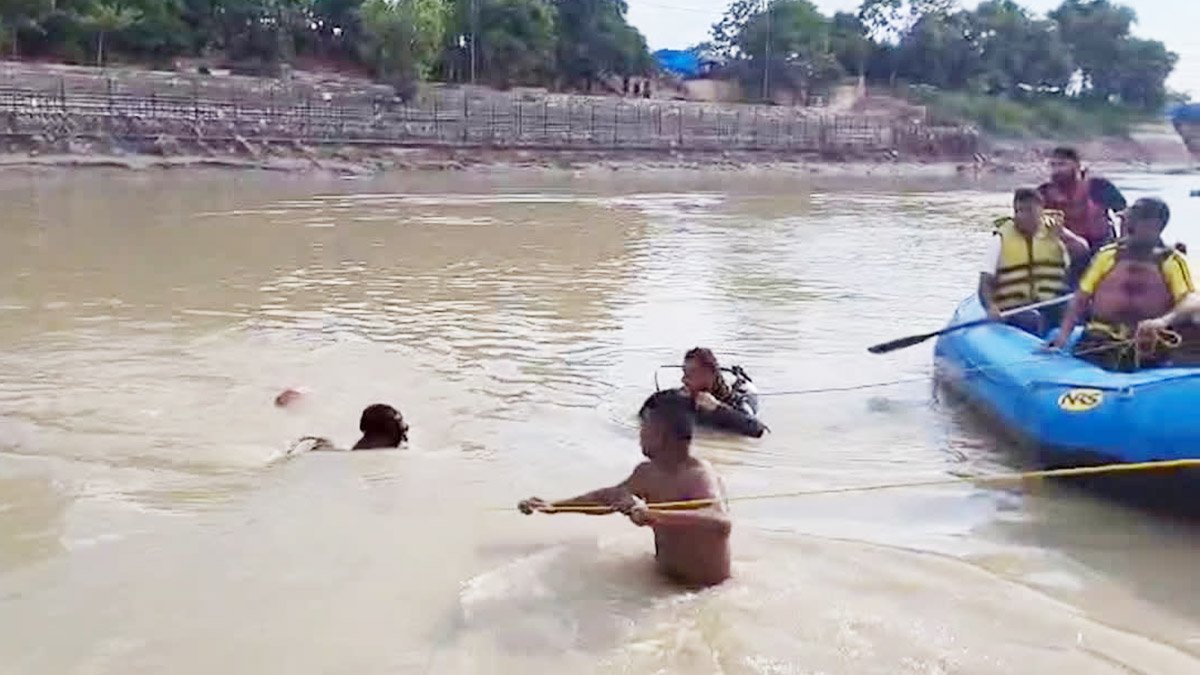 Haridwar में बड़ा हादसा : गंगनहर में डूबे चार कांवड़िए, एक को बचाने की कोशिश में गई सभी की जान Haridwar में बड़ा हादसा : गंगनहर में डूबे चार कांवड़िए, एक को बचाने की कोशिश में गई सभी की जान