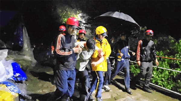 Kedarnath पैदल मार्ग पर गहरी खाई में गिरा युवक, SDRF ने रातभर चले रेस्क्यू ऑपरेशन में बचाई जान Kedarnath पैदल मार्ग पर गहरी खाई में गिरा युवक, SDRF ने रातभर चले रेस्क्यू ऑपरेशन में बचाई जान