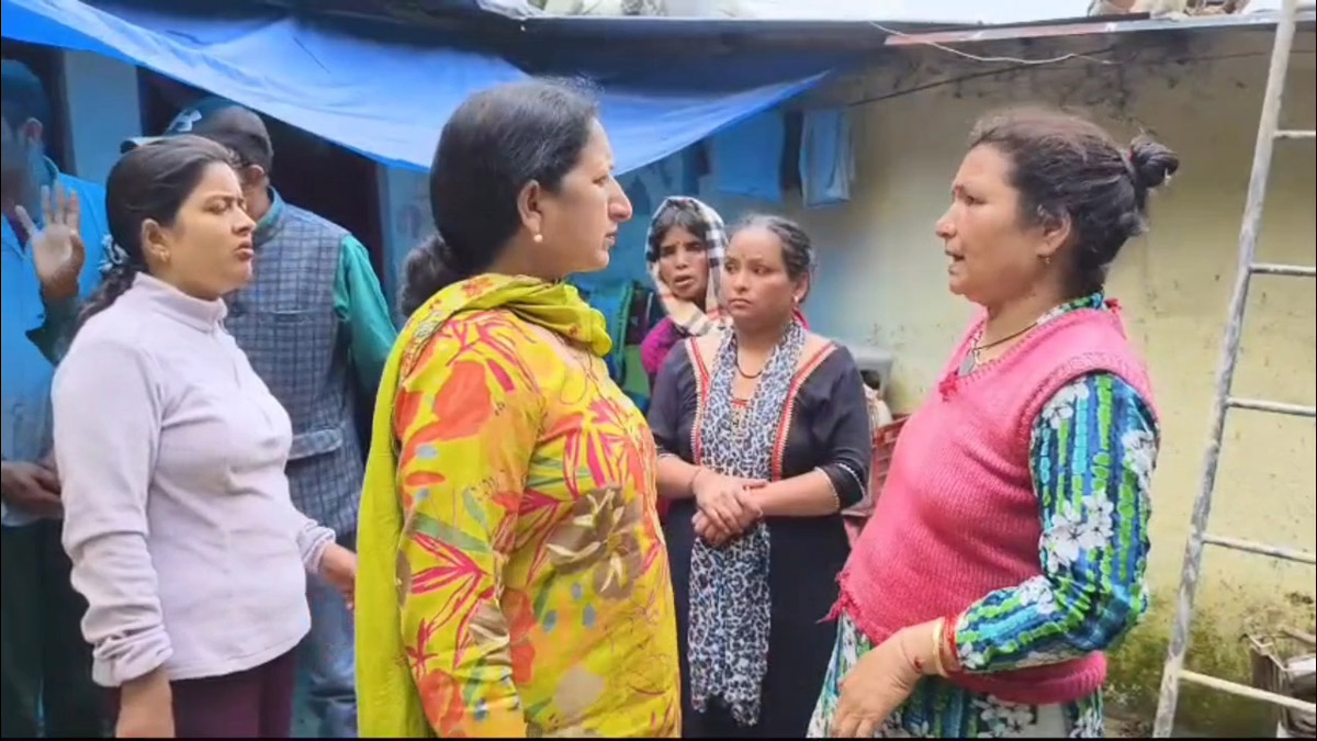 Mussoorie में बारिश बनी आफत! जेपी बैंड में पहाड़ी से मलबा घरों में घुसा, 7 लोगों की बाल-बाल बची जान Mussoorie में बारिश बनी आफत! जेपी बैंड में पहाड़ी से मलबा घरों में घुसा, 7 लोगों की बाल-बाल बची जान