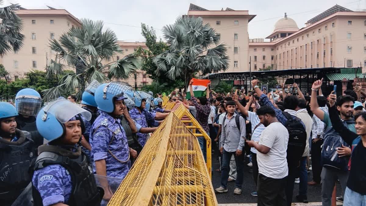 Parliament मार्च से पहले दिल्ली में हाई अलर्ट, CJP प्रदर्शन पर पुलिस का एक्शन Parliament मार्च से पहले दिल्ली में हाई अलर्ट, CJP प्रदर्शन पर पुलिस का एक्शन