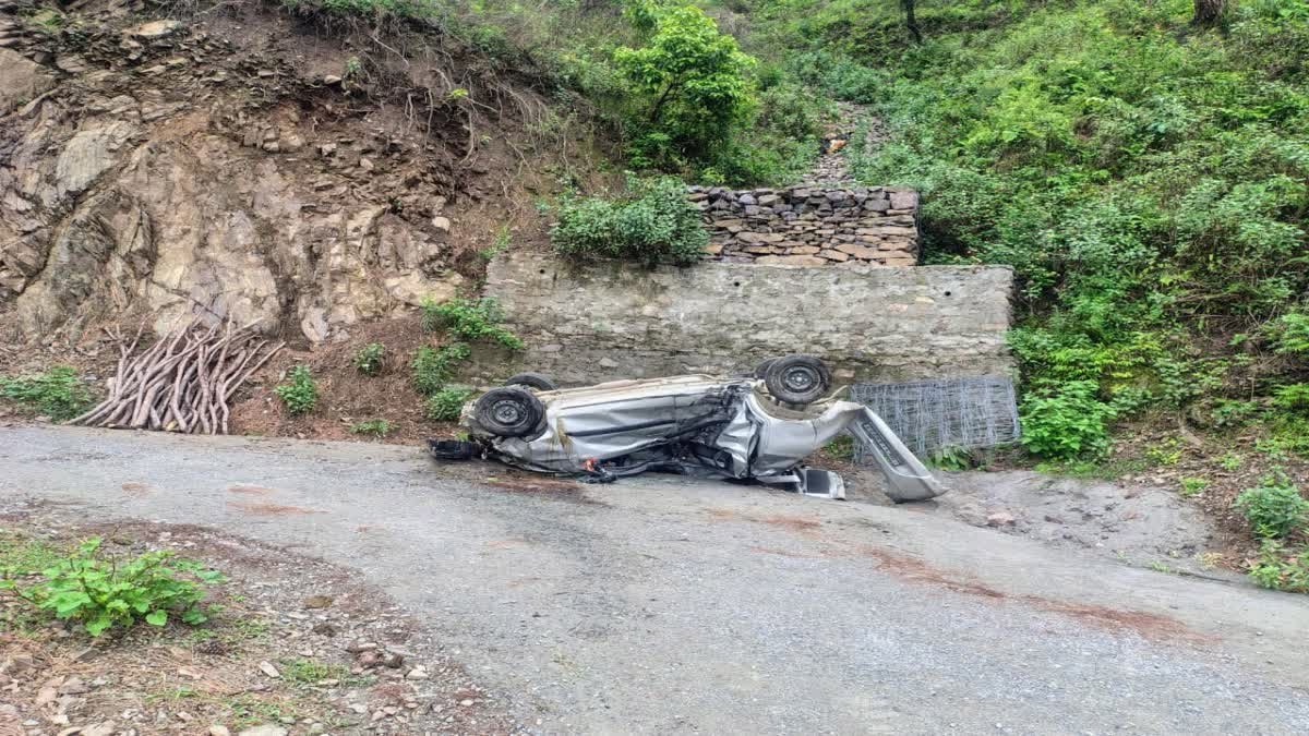 देहरादून के चकराता क्षेत्र में कार हादसे में 24 वर्षीय युवक की मौत, अस्पताल पहुंचने से पहले ही तोड़ा दम देहरादून के चकराता क्षेत्र में कार हादसे में 24 वर्षीय युवक की मौत, अस्पताल पहुंचने से पहले ही तोड़ा दम