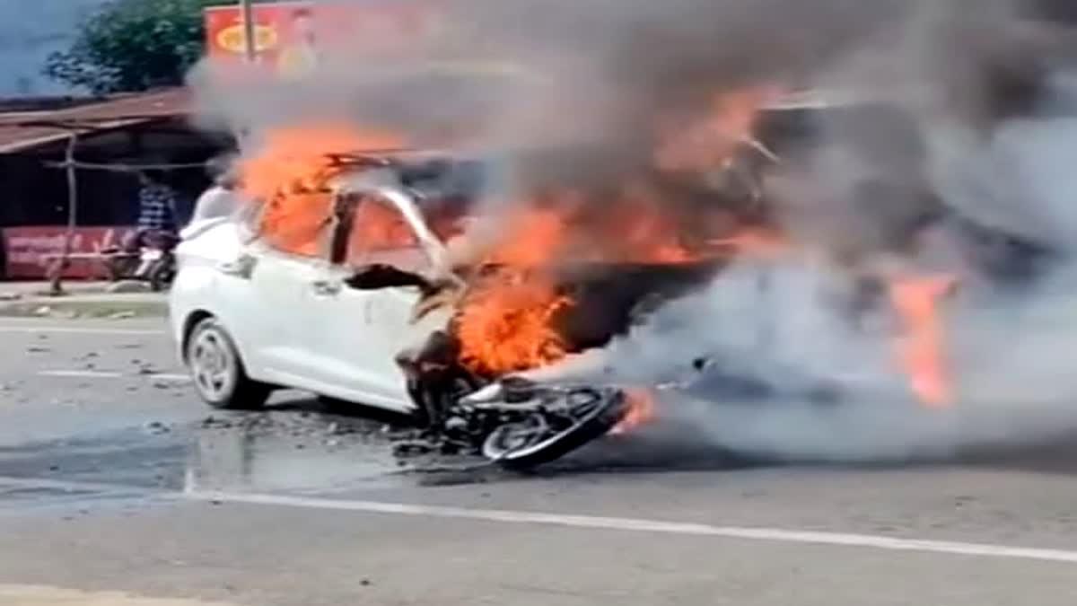 Sitarganj में टैक्सी कार – बाइक की भिड़ंत के बाद लगी आग, दो युवकों की मौत Sitarganj में टैक्सी कार – बाइक की भिड़ंत के बाद लगी आग, दो युवकों की मौत