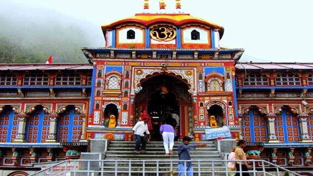 Badrinath चढ़ावा हेराफेरी मामला: CCTV जांच में कई कर्मचारी रडार पर, पुलिस खंगाल रही हर रिकॉर्डिंग Badrinath चढ़ावा हेराफेरी मामला: CCTV जांच में कई कर्मचारी रडार पर, पुलिस खंगाल रही हर रिकॉर्डिंग