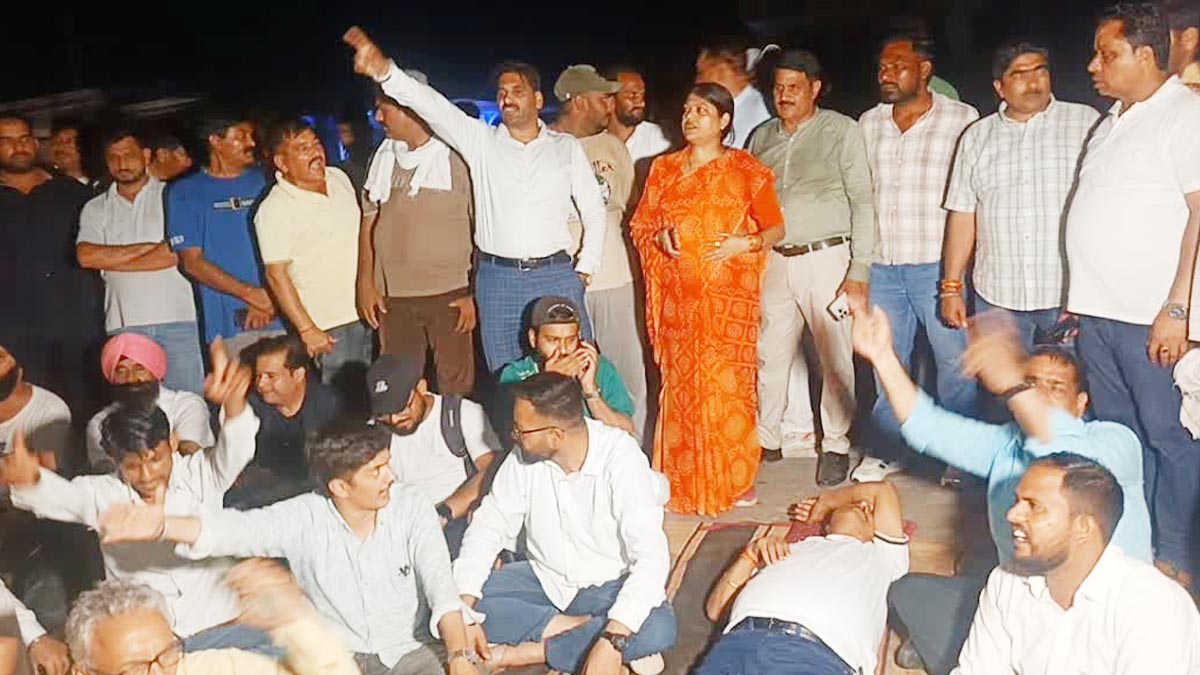Kichha के खान फार्म पर कब्जे को लेकर विवाद, सायर वाड्रा और नसरीन सांगा आमने-सामने Kichha के खान फार्म पर कब्जे को लेकर विवाद, सायर वाड्रा और नसरीन सांगा आमने-सामने