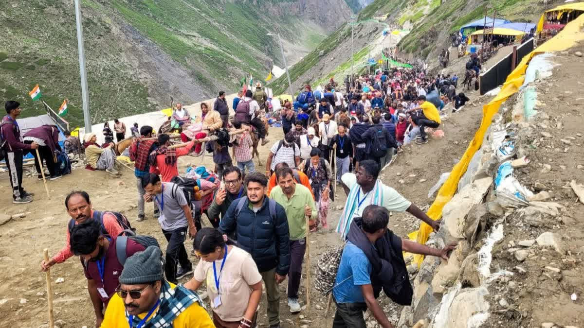 Heavy Rain के अलर्ट के बीच अमरनाथ यात्रा अस्थायी रूप से स्थगित, 3.70 लाख से अधिक श्रद्धालु कर चुके हैं दर्शन Heavy Rain के अलर्ट के बीच अमरनाथ यात्रा अस्थायी रूप से स्थगित, 3.70 लाख से अधिक श्रद्धालु कर चुके हैं दर्शन