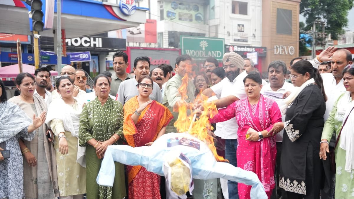 Dehradun में महिला कांग्रेस का प्रदर्शन, केंद्रीय मंत्री प्रह्लाद जोशी का फूंका पुतला Dehradun में महिला कांग्रेस का प्रदर्शन, केंद्रीय मंत्री प्रह्लाद जोशी का फूंका पुतला