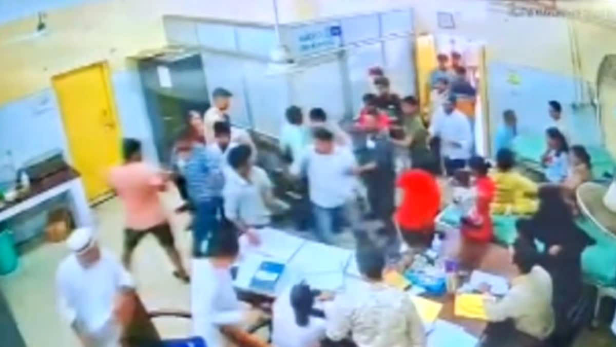 Haldwani Base अस्पताल की इमरजेंसी में हमला, घायल युवक के साथी पर धारदार हथियार से वार Haldwani Base अस्पताल की इमरजेंसी में हमला, घायल युवक के साथी पर धारदार हथियार से वार