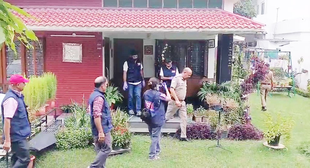 Dehradun में पत्नी की हत्या का आरोप, पति ने पाटल से गले पर किया वार ; आरोपी हिरासत में Dehradun में पत्नी की हत्या का आरोप, पति ने पाटल से गले पर किया वार ; आरोपी हिरासत में