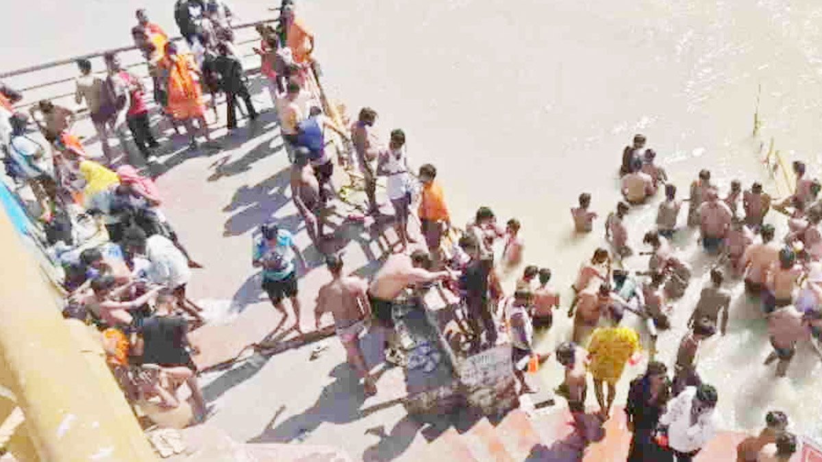 Devprayag में गंगाजल भरते समय कांवड़िया गंगा में बहा, SDRF का सर्च ऑपरेशन जारी Devprayag में गंगाजल भरते समय कांवड़िया गंगा में बहा, SDRF का सर्च ऑपरेशन जारी