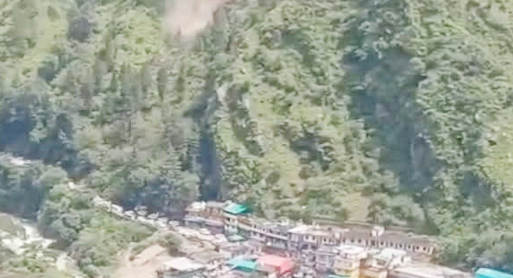 Nandanagar में अचानक दरका पहाड़, सड़क किनारे खड़े वाहनों पर गिरा मलबा; 2 वाहन क्षतिग्रस्त Nandanagar में अचानक दरका पहाड़, सड़क किनारे खड़े वाहनों पर गिरा मलबा; 2 वाहन क्षतिग्रस्त