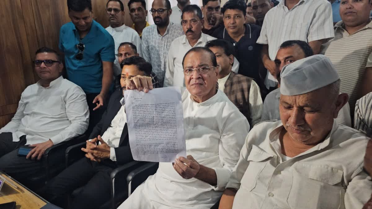 Rahul Gandhi FIR के विरोध में हल्द्वानी कोतवाली पहुंची कांग्रेस, महेंद्र भट्ट समेत 15 लोगों पर केस की मांग Rahul Gandhi FIR के विरोध में हल्द्वानी कोतवाली पहुंची कांग्रेस, महेंद्र भट्ट समेत 15 लोगों पर केस की मांग