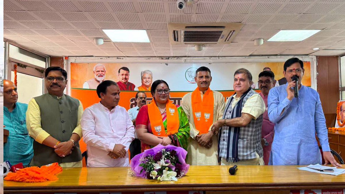 Srinagar में कांग्रेस को बड़ा झटका, मेयर आरती भंडारी समेत 10 पार्षद भाजपा में शामिल Srinagar में कांग्रेस को बड़ा झटका, मेयर आरती भंडारी समेत 10 पार्षद भाजपा में शामिल