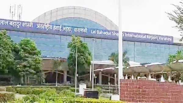 Varanasi एयरपोर्ट पर लाइसेंसी पिस्टल से चली गोली, महिला सिक्योरिटी स्टाफ समेत 2 घायल Varanasi एयरपोर्ट पर लाइसेंसी पिस्टल से चली गोली, महिला सिक्योरिटी स्टाफ समेत 2 घायल