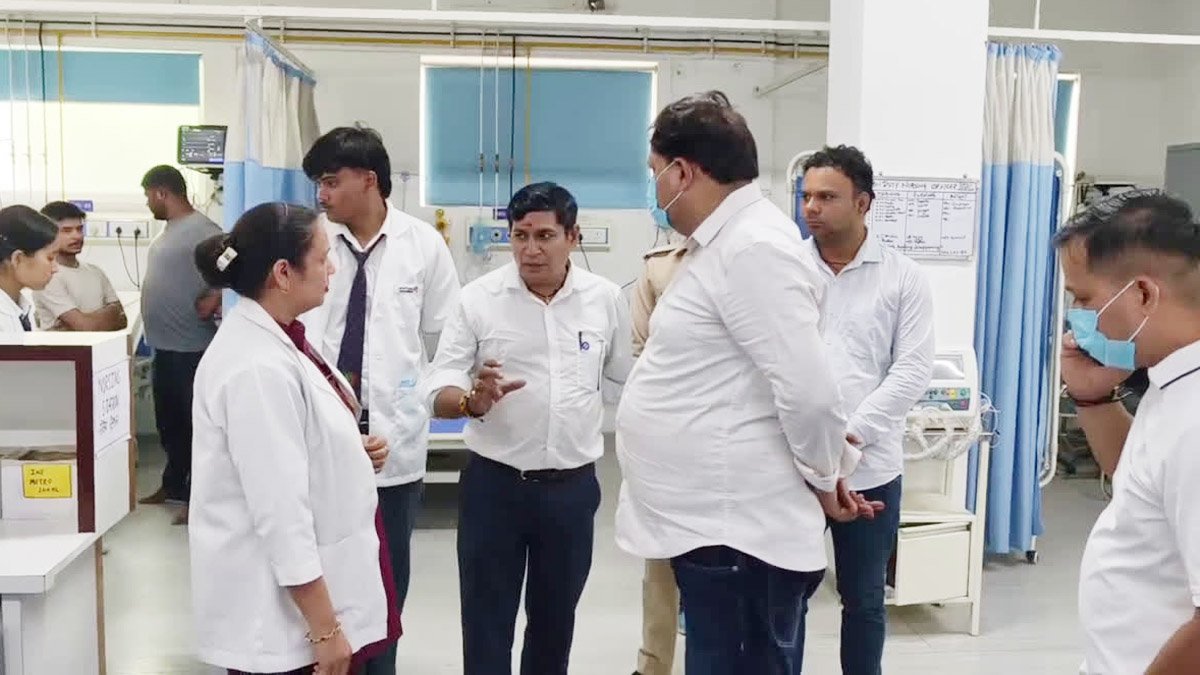Rudrapur में गैस रिसाव से घर में लगी आग, पिता और दो बच्चों समेत 3 झुलसे ; अस्पताल रेफर Rudrapur में गैस रिसाव से घर में लगी आग, पिता और दो बच्चों समेत 3 झुलसे ; अस्पताल रेफर