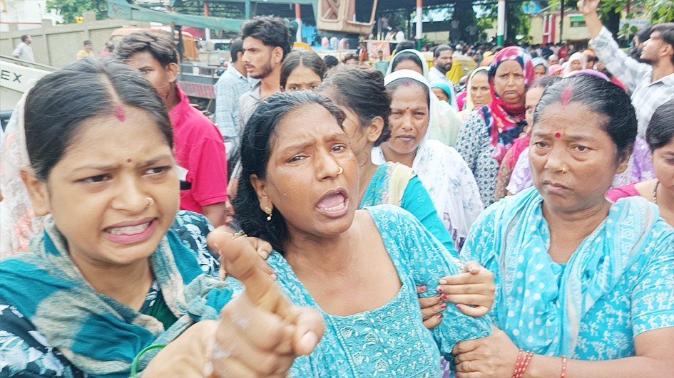 Rudrapur में वाल्मीकि समाज का आक्रोश, भाजपा नेता और भाई की गिरफ्तारी को लेकर हाईवे जाम Rudrapur में वाल्मीकि समाज का आक्रोश, भाजपा नेता और भाई की गिरफ्तारी को लेकर हाईवे जाम