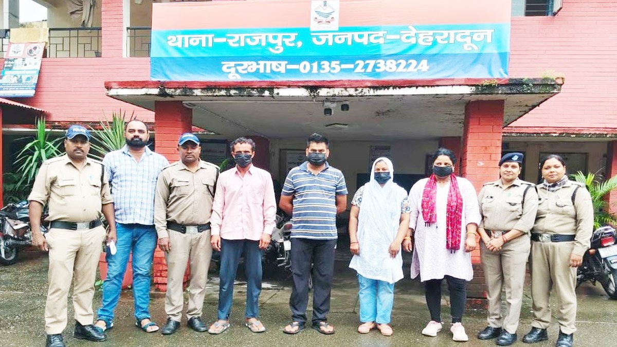 Dehradun में नाबालिग अपहरण केस का खुलासा, मां ने डेढ़ लाख में बेटी का किया सौदा; 4 आरोपी गिरफ्तार Dehradun में नाबालिग अपहरण केस का खुलासा, मां ने डेढ़ लाख में बेटी का किया सौदा; 4 आरोपी गिरफ्तार