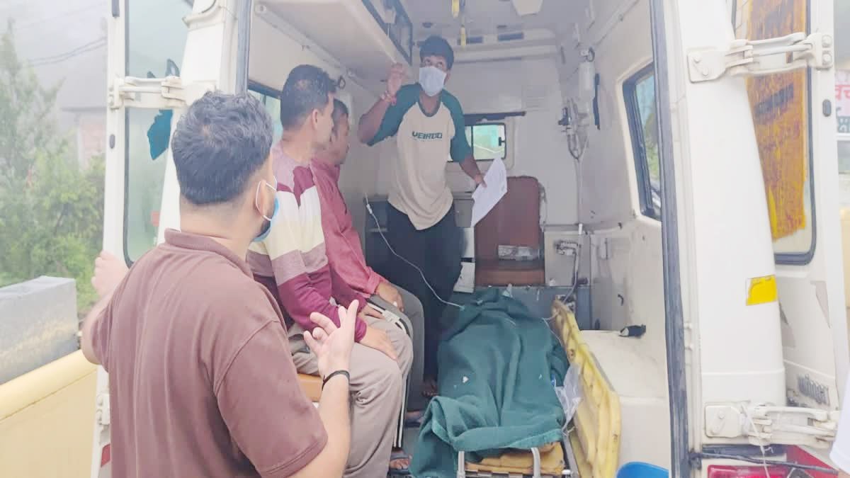 Chamoli में भालू का खौफनाक हमला, बचने के दौरान चट्टान से गिरी महिला की मौत; दूसरी गंभीर घायल Chamoli में भालू का खौफनाक हमला, बचने के दौरान चट्टान से गिरी महिला की मौत; दूसरी गंभीर घायल