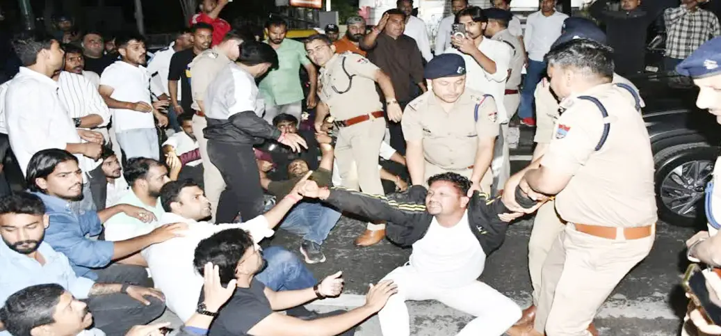 DAV Student चुनाव से पहले SSP कैंप कार्यालय पर हंगामा, NBW के विरोध में NSUI-कांग्रेस का प्रदर्शन DAV Student चुनाव से पहले SSP कैंप कार्यालय पर हंगामा, NBW के विरोध में NSUI-कांग्रेस का प्रदर्शन