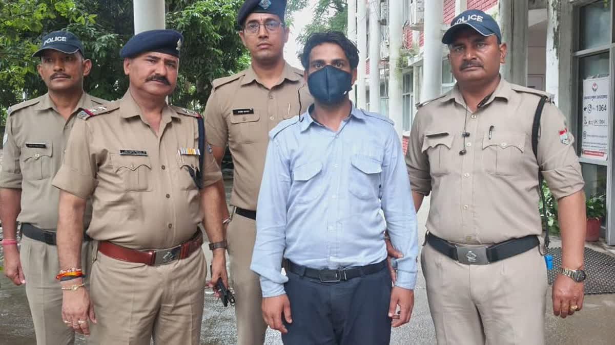 Dehradun में 72 साल की महिला की हत्या का 12 घंटे में खुलासा, 18 हजार की मजदूरी के विवाद में नौकर गिरफ्तार Dehradun में 72 साल की महिला की हत्या का 12 घंटे में खुलासा, 18 हजार की मजदूरी के विवाद में नौकर गिरफ्तार