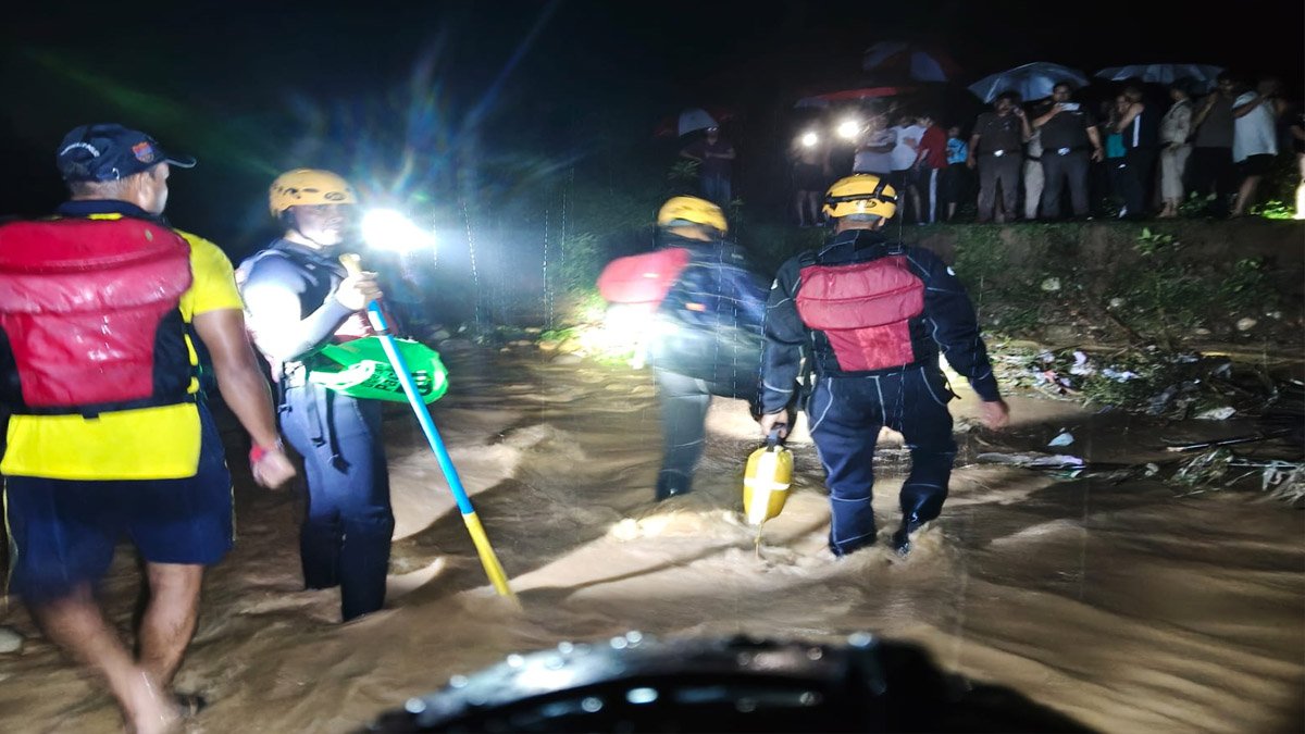 Dehradun में भारी बारिश बनी काल, बरसाती बहाव में बही कार; युवक समेत 2 की मौत, युवती घायल Dehradun में भारी बारिश बनी काल, बरसाती बहाव में बही कार; युवक समेत 2 की मौत, युवती घायल
