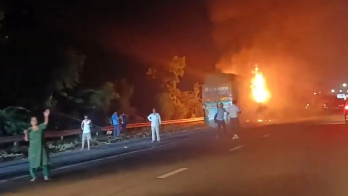 Greater Noida में यमुना एक्सप्रेसवे पर स्लीपर बस में भीषण आग, 9 यात्रियों की मौत ; ड्राइवर-कंडक्टर हिरासत में Greater Noida में यमुना एक्सप्रेसवे पर स्लीपर बस में भीषण आग, 9 यात्रियों की मौत ; ड्राइवर-कंडक्टर हिरासत में