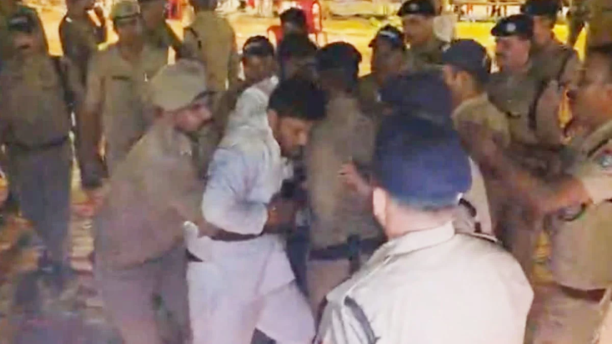 Kichha में स्ट्रांग रूम के बाहर देर रात हंगामा, कांग्रेस प्रत्याशी ने मतपेटियां बदलने की जताई आशंका Kichha में स्ट्रांग रूम के बाहर देर रात हंगामा, कांग्रेस प्रत्याशी ने मतपेटियां बदलने की जताई आशंका